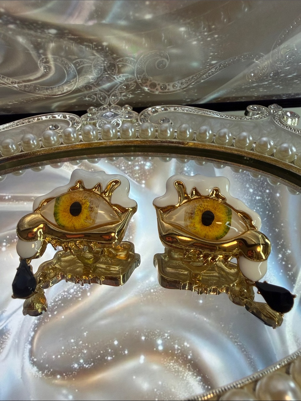 Gold and White Eye Statement Clips - Home Accents